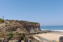 Dois praticantes de parapente presos em escarpa em Torres Vedras