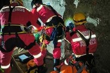 Homem preso em fresta com 15cm de largura após queda de quatro metros de altura em Camarate