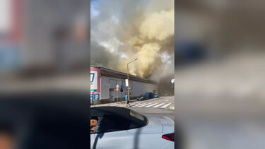 Ruas cheias de fumo: as imagens do incêndio que deflagrou em armazém no centro de Matosinhos
