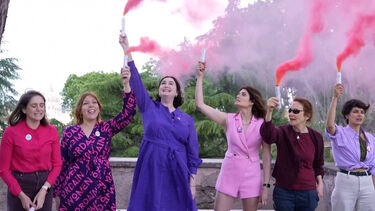 Fumo cor-de-rosa: mulheres protestam contra a Igreja Católica no Vaticano 
