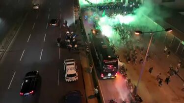 Cânticos, aplausos e pré-festa: autocarro do Sporting recebido em Alvalade com muita euforia