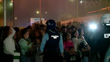 Centenas de adeptos aguardam pela chegada do autocarro do Sporting em Alvalade