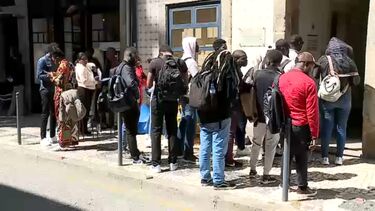 Dezenas de imigrantes pernoitam na Direção-Geral dos Serviços Consulares para obter o registo criminal 
