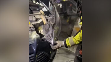 Condutor descobre maior cobra da Europa… no motor do seu carro