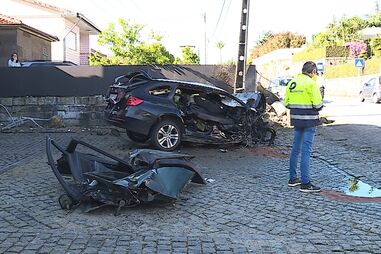 Viatura ficou destruída