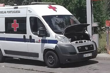 Ambulância avariou na área de serviço da A22