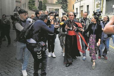 Cardeal Fernando Chomali Garib (Chile) rodeado pelos jornalistas