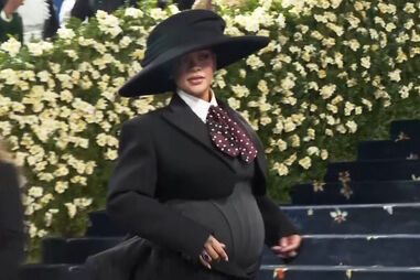 Rihanna faz furor na Met Gala ao revelar estar grávida pela terceira vez 