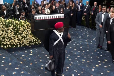 Celebridades brilham na Met Gala com looks ousados a homenagear o estilo dandy 