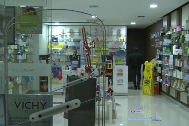 Populares caçam ladrão armado em fuga após assalto a farmácia em Lisboa