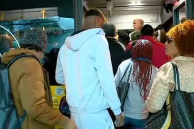 Longas filas de passageiros tentam apanhar autocarros em Agualva-Cacém  