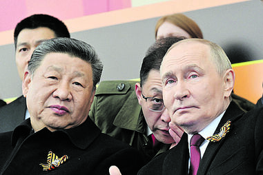 Xi Jinping ao lado de Putin na bancada