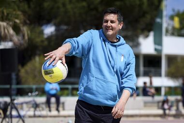 Rui Rocha joga voleibol durante campanha eleitoral na praia de Santo Amaro de Oeiras