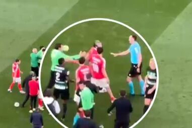 Adepto invade relvado após jogo entre Benfica e Sporting para confrontar árbitro 