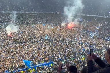 25 feridos após adeptos invadirem relvado no estádio do Hamburgo durante festejos