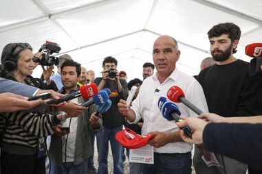 Paulo Raimundo em campanha na Gare do Oriente