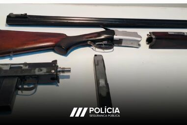 PSP apreendeu diversas armas aos oito detidos, entre as quais uma pistola metralhadora municiada