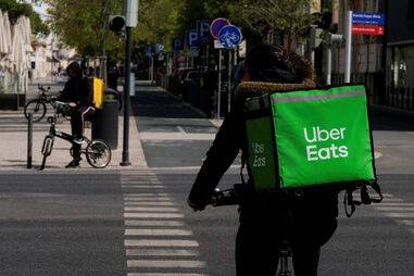 Homem tinha uma mochila da Uber Eats, que se encontrava vazia