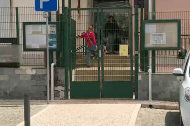 Menina de dois anos abandonada junto a escola básica de Odivelas