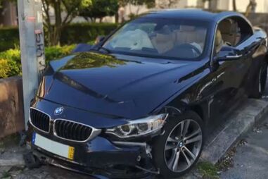 Homem furta BMW, leva menores fugidas de instituição e embate em poste junto à PSP