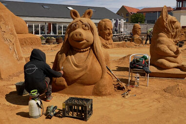 Batman, Charlie Chaplin ou Miss Piggy entre as estrelas de festival de esculturas em areia na Dinamarca 