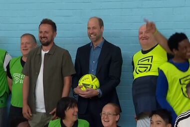 Príncipe William testa dotes futebolísticos em visita a centro comunitário 