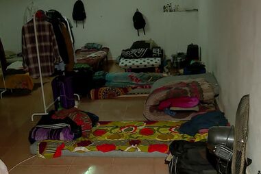 Interior do alojamento clandestino em Arroios, Lisboa