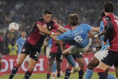 Nápoles campeão de Itália pela quarta vez ao bater Cagliari