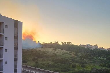 Cobertura de casa devoluta arde em São Domingos de Benfica
