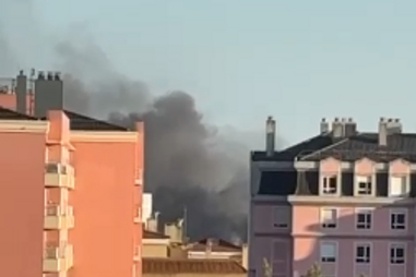 Cobertura de casa devoluta arde em São Domingos de Benfica