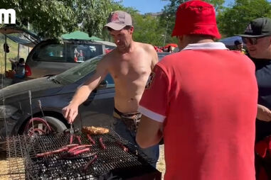 Cânticos, churrasco e bebida: adeptos do Benfica já se encontram em clima de festa no Jamor
