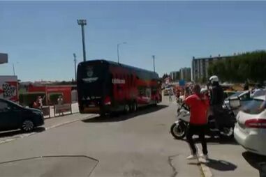 Adepta do Benfica atingida por tocha no momento da chegada das 'águias' ao Jamor