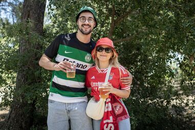 Adepta do Benfica atingida por tocha no momento da chegada das 'águias' ao Jamor