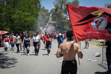 Adepta do Benfica atingida por tocha no momento da chegada das 'águias' ao Jamor