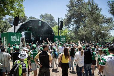 Adepta do Benfica atingida por tocha no momento da chegada das 'águias' ao Jamor