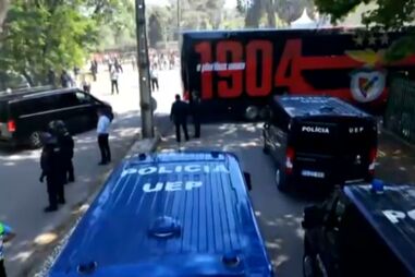 Adepta do Benfica atingida por tocha no momento da chegada das 'águias' ao Jamor