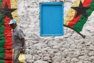 Casa com as cores da bandeira do PAICV
