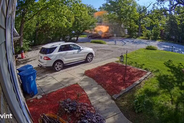 Vídeo capta momento em que carrinha explode enquanto circulava em bairro nos EUA 