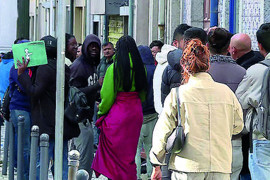 Filas de imigrantes à porta dos serviços do MNE