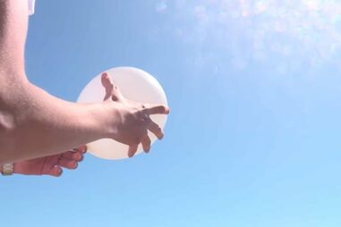 Balão branco lançado em homenagem às crianças desaparecidas na praia de Pedrógão