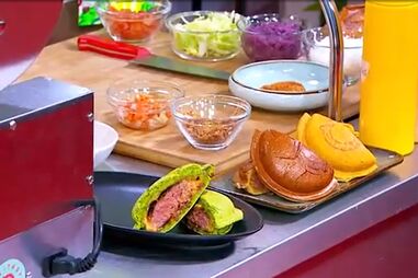 Conheça este hambúrguer em forma de ovni que o vai fazer viajar