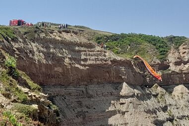 Dois praticantes de parapente presos em escarpa em Torres Vedras