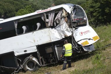 'Só ficou com as marcas da memória': Filha de bastonário dos Médicos escapa ilesa a acidente com autocarro escolar na A8