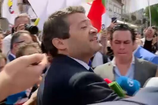 Insultos sobre racismo e bombas de fumo: Confrontos entre ciganos e Ventura durante arruada em Braga