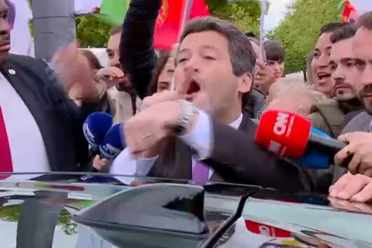 Momentos de tensão entre comitiva do Chega e ciganos em Viana do Castelo  