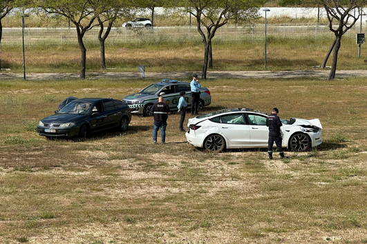 Perícias da GNR ao carro acidentado em Tavira