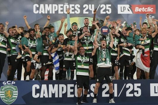 Plantel do Sporting recebido na Câmara de Lisboa após conquista do bicampeonato. Veja em direto