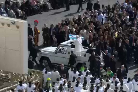 O momento em que Papa Leão XIV chega de papamóvel à praça de São Pedro no Vaticano