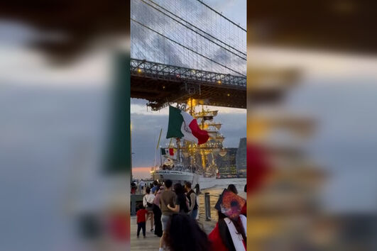 O momento em que navio da Marinha do México colide com a ponte de Brooklyn em Nova Iorque   