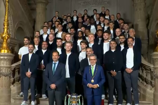 ‘Reis leões’ nos Paços do Concelho de Lisboa: adeptos e jogadores do Sporting celebram o bicampeonato